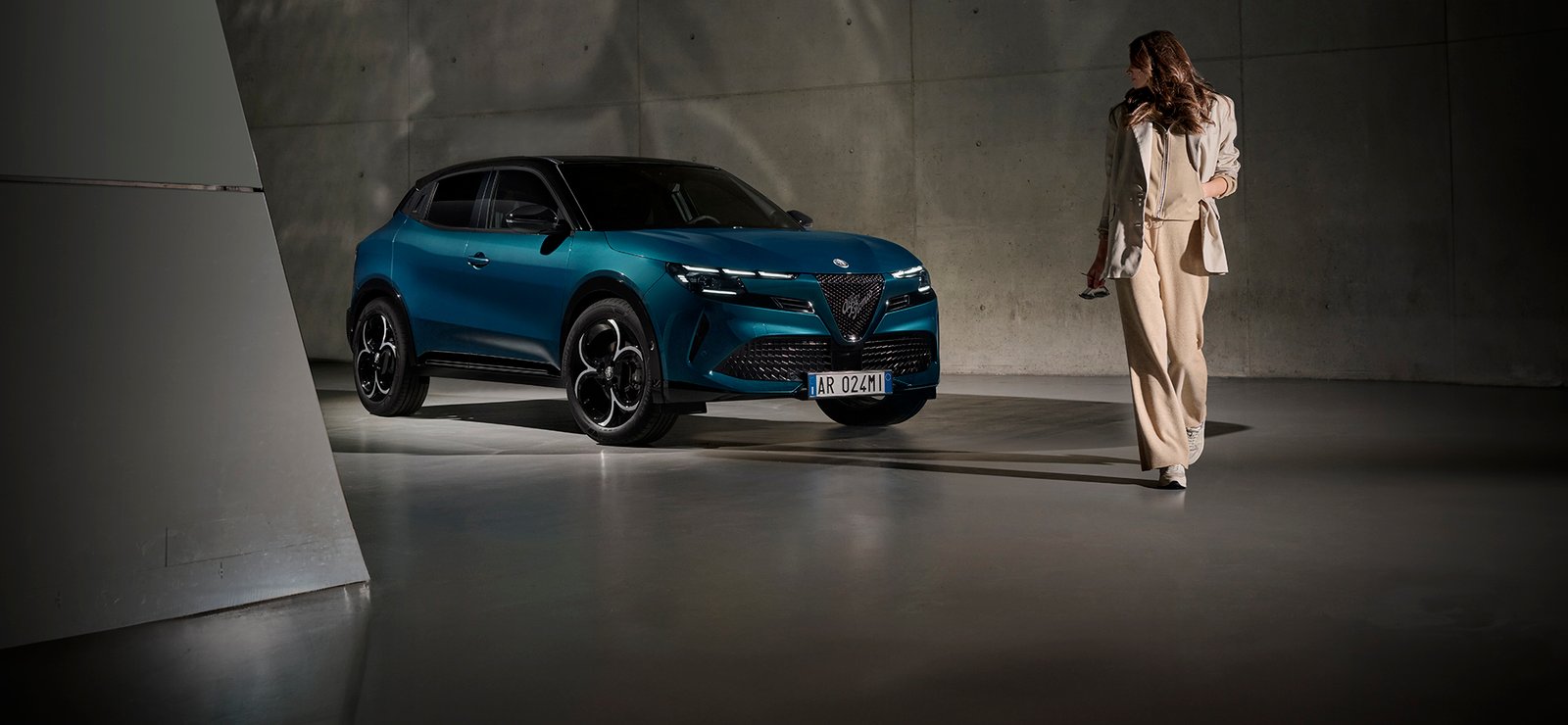 ALFA ROMEO JUNIOR IBRIDA 145 CV Validità: 30/09/2025 Anticipo: 6.120€ Rate mensili: da 199€/36 rate Rata finale residua: 20.501 € TAN (FISSO) 5,49% TAEG 7,11%  1.000€ di extra bonus su vetture in pronta consegna.*Cannocchiale cluster 10,25'' Full TFT + Sistema Infotainment da 10,25", 2 porte USB,  Bluetooth e comandi vocali  Palette cambio al volante  Cruise Control adattivo